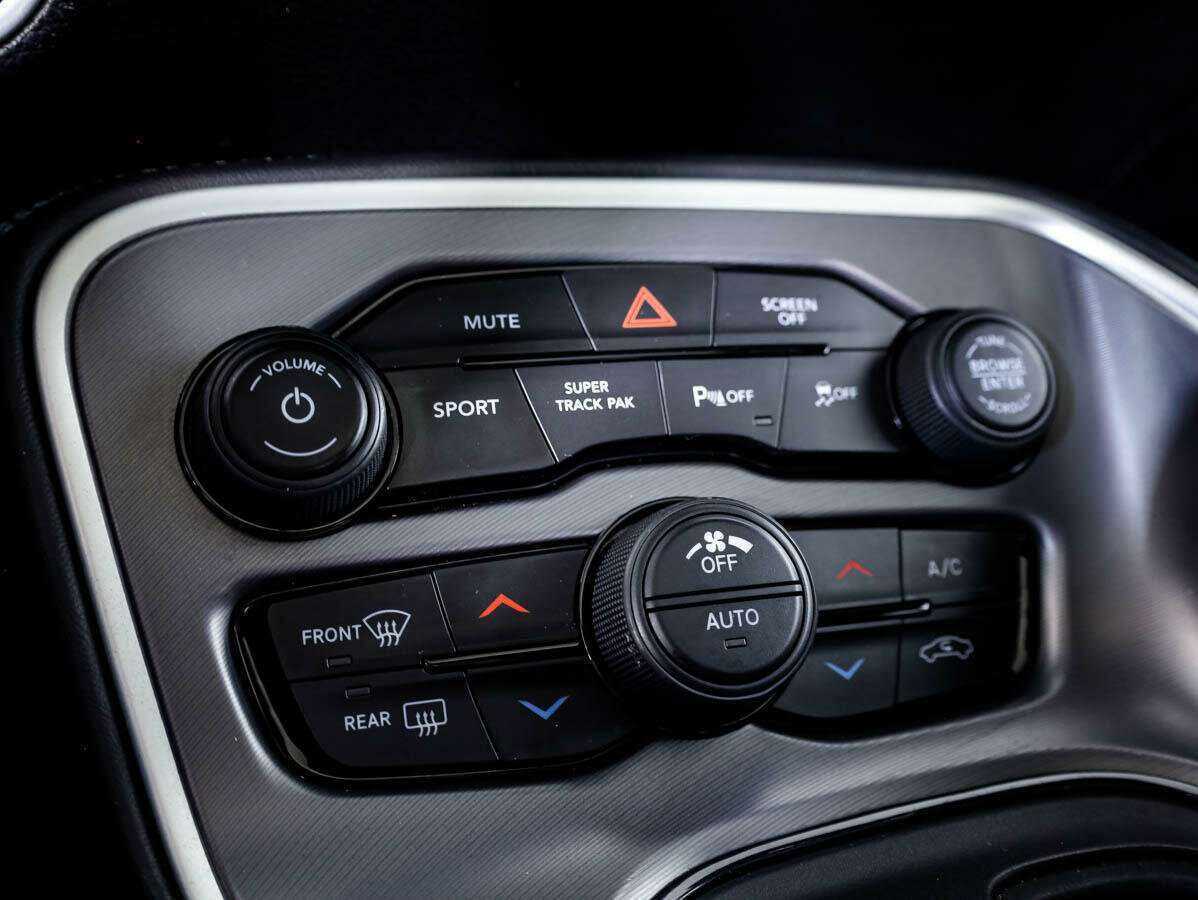 Купить Dodge Challenger с пробегом. Фото: #18