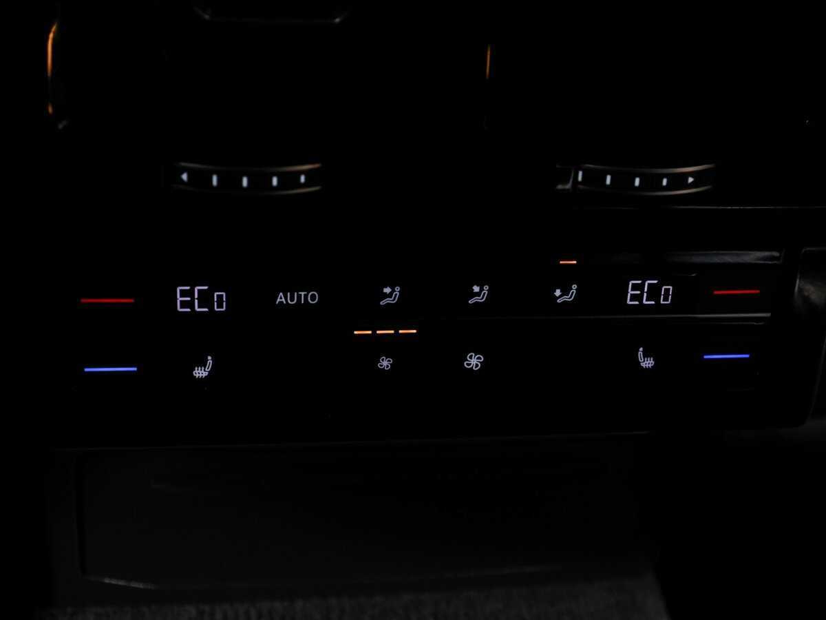 Купить Volkswagen Touareg с пробегом. Фото: #17