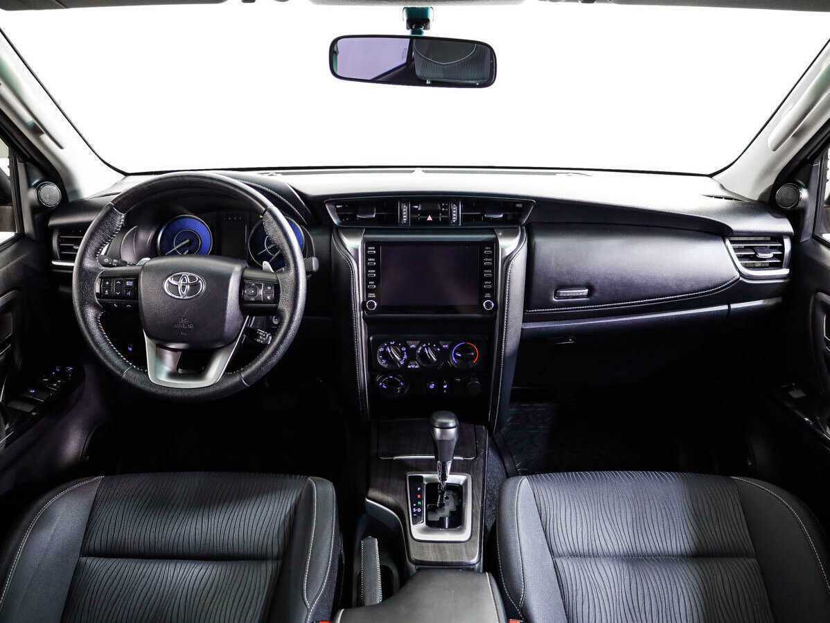 Купить Toyota Fortuner с пробегом. Фото: #8