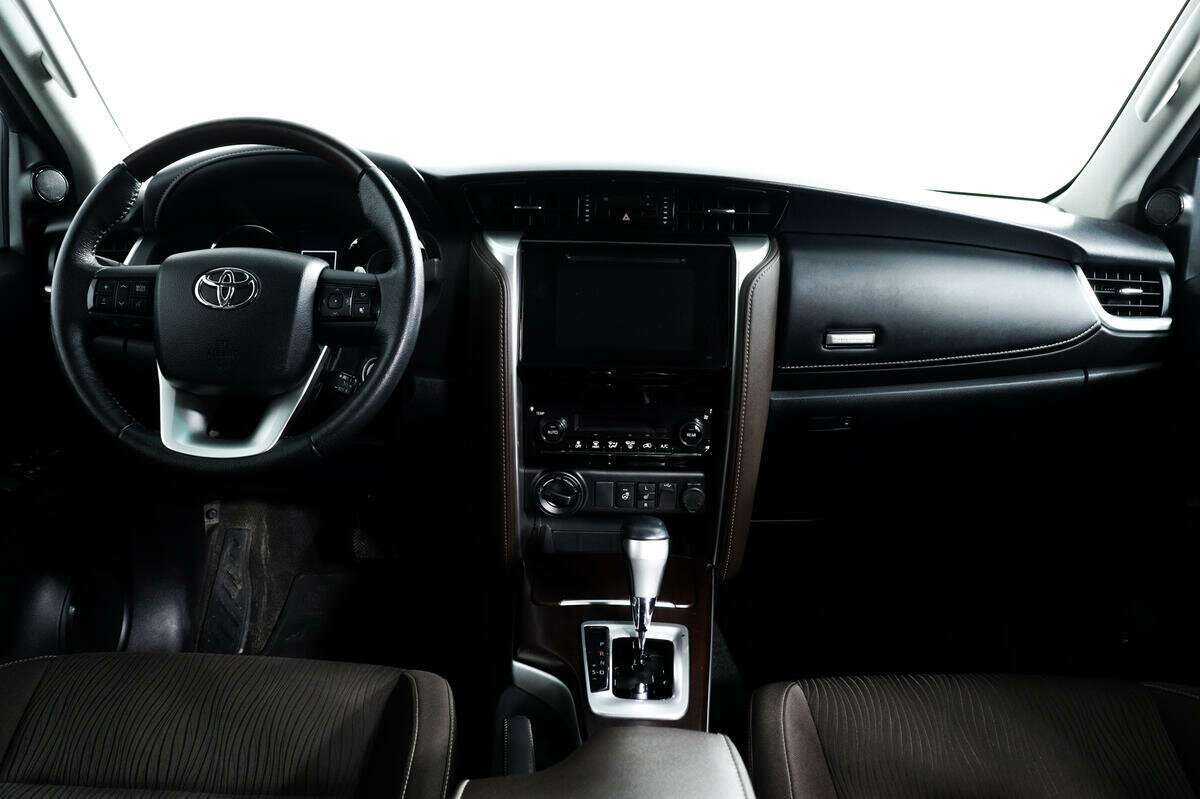 Купить Toyota Fortuner с пробегом. Фото: #10