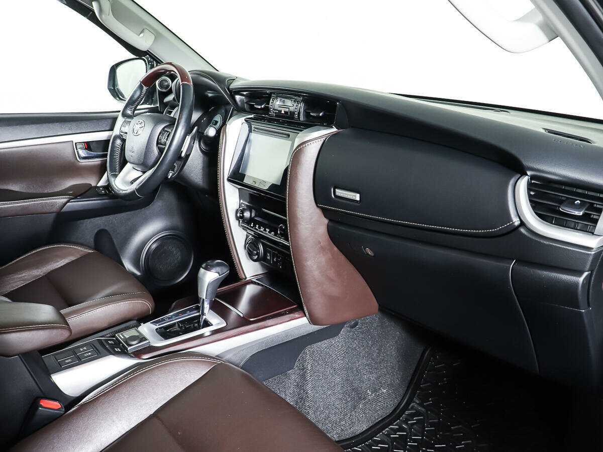 Купить Toyota Fortuner с пробегом. Фото: #8