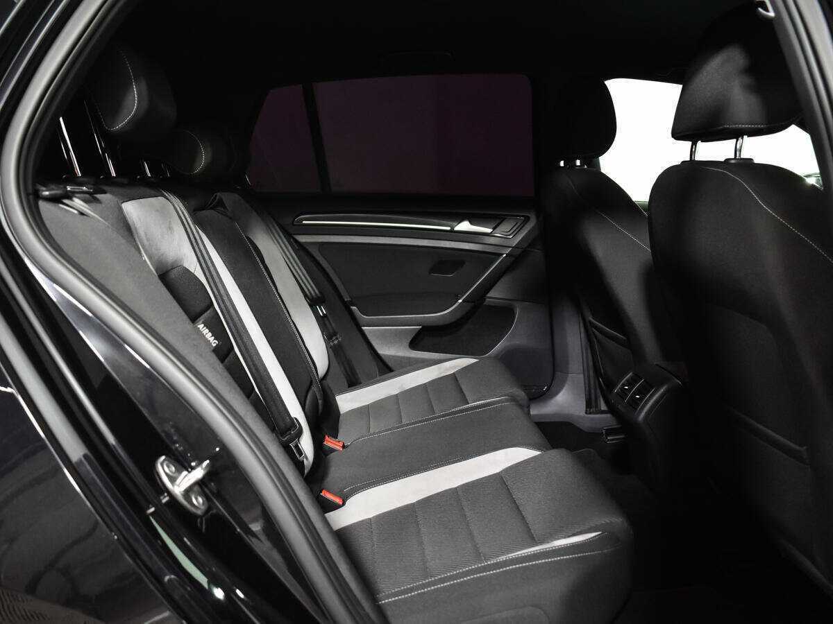 Купить Volkswagen Golf R с пробегом. Фото: #9