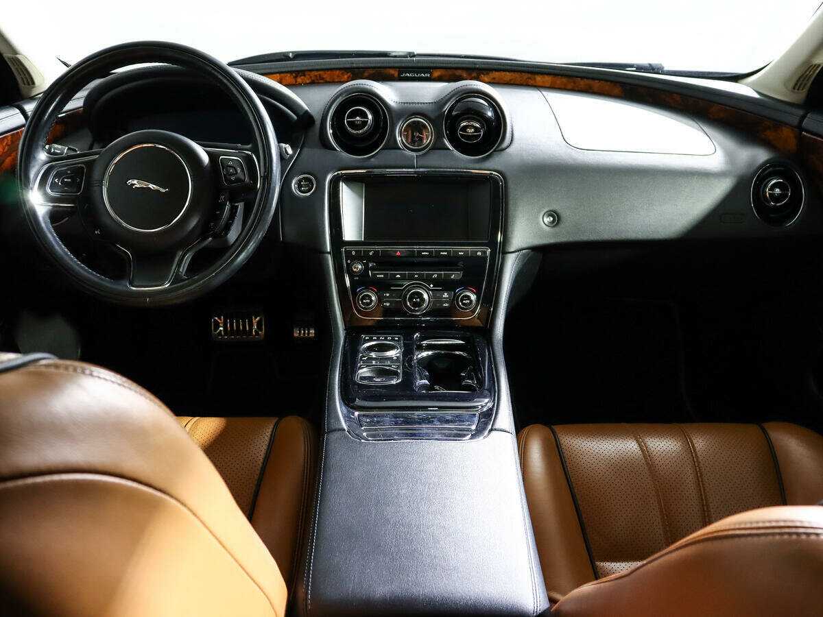 Купить Jaguar XJ с пробегом. Фото: #11