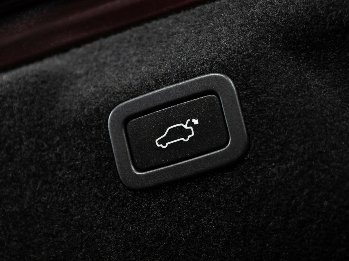Купить Jaguar XE с пробегом. Фото: #12