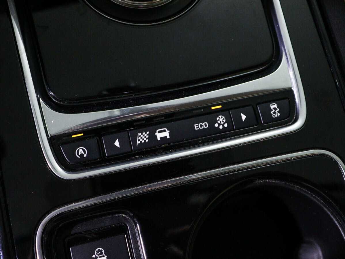 Купить Jaguar XE с пробегом. Фото: #17