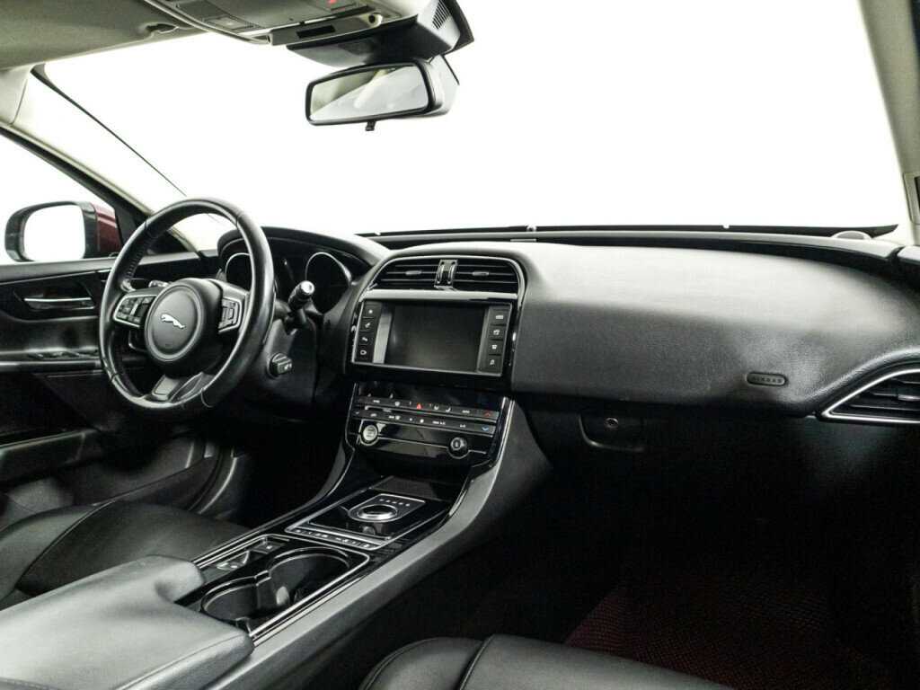 Купить Jaguar XE с пробегом. Фото: #8