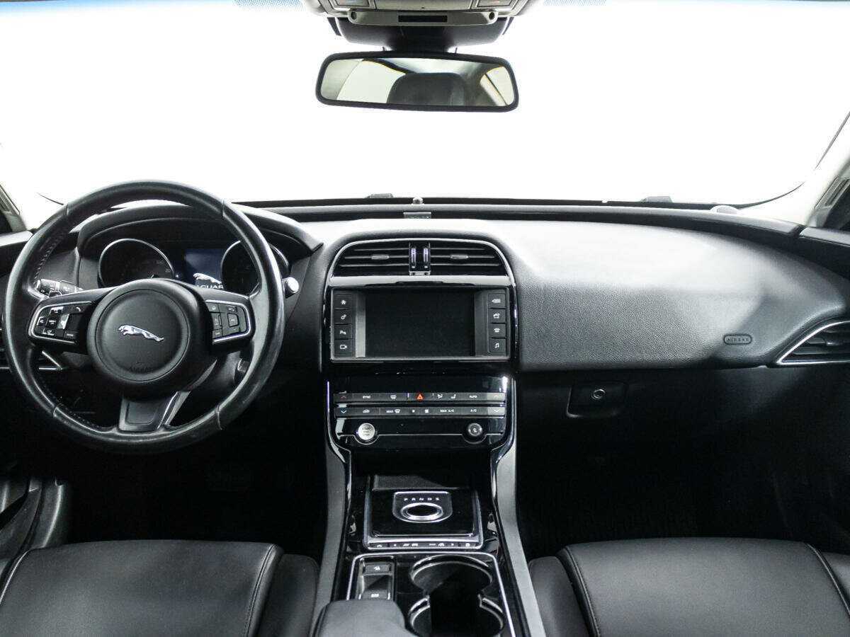 Купить Jaguar XE с пробегом. Фото: #12