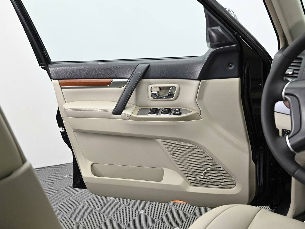Купить Mitsubishi Pajero с пробегом. Фото: #6