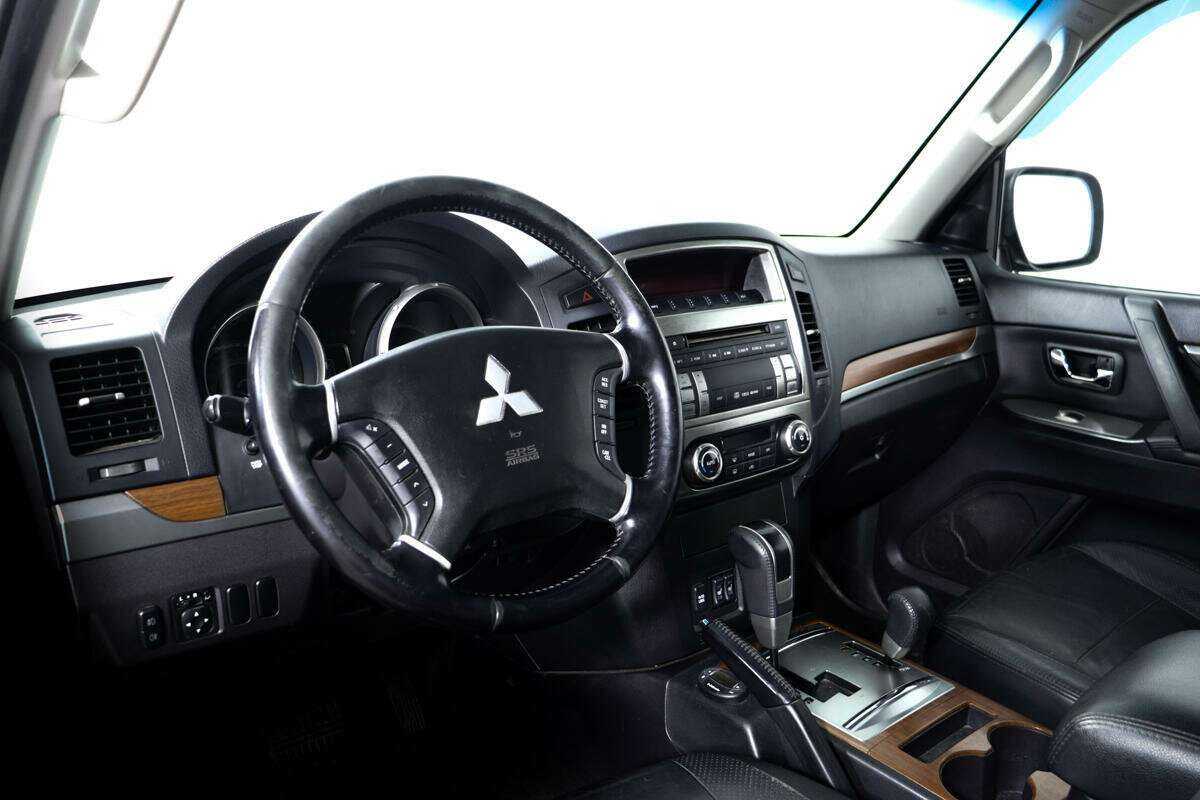 Купить Mitsubishi Pajero с пробегом. Фото: #12