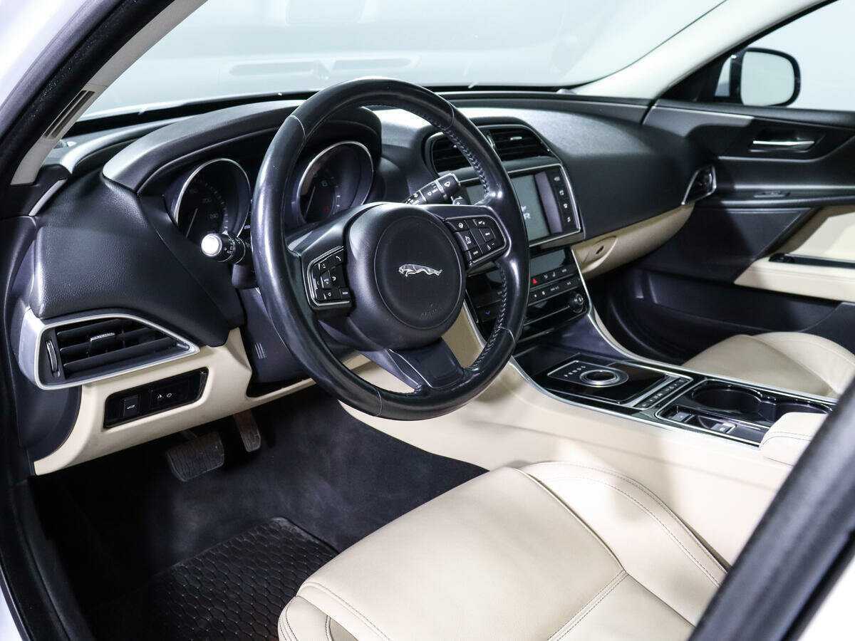 Купить Jaguar XE с пробегом. Фото: #11