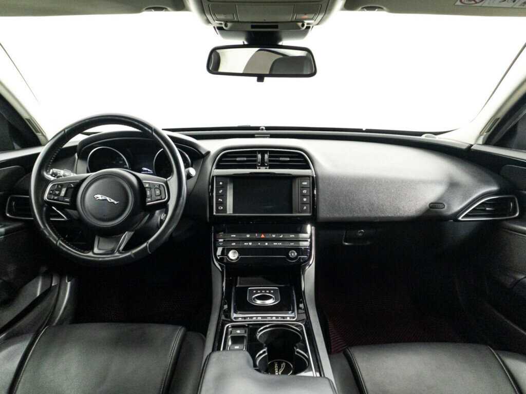 Купить Jaguar XE с пробегом. Фото: #12