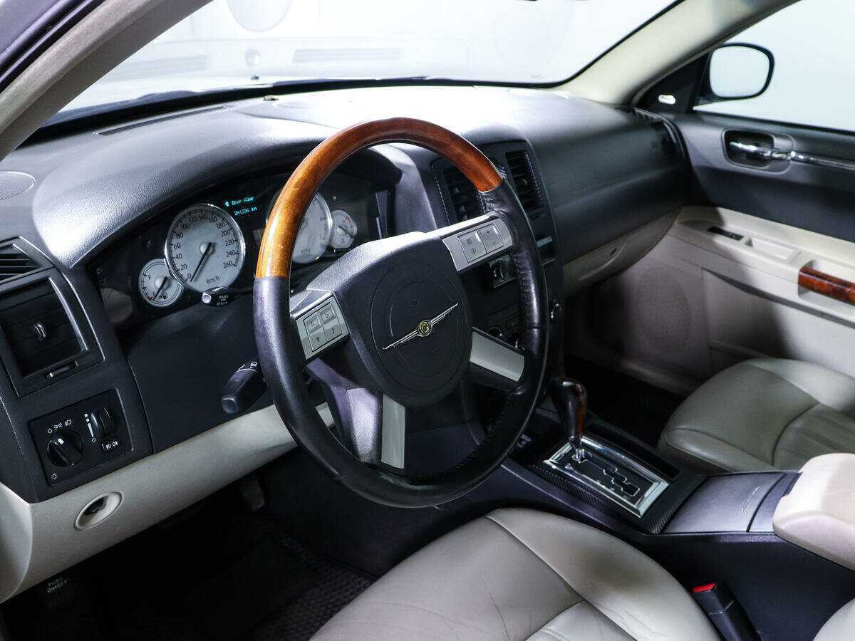 Купить Chrysler 300C с пробегом. Фото: #11