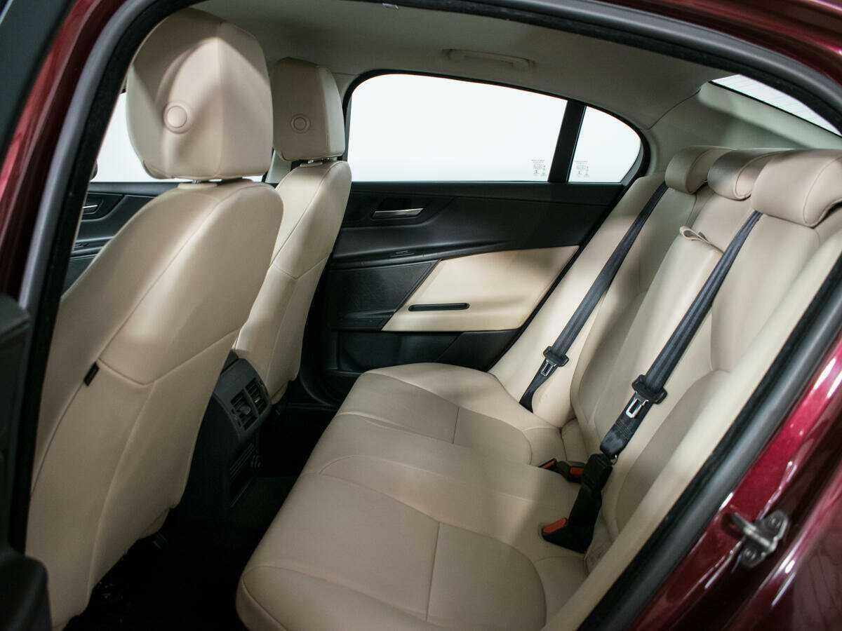 Купить Jaguar XE с пробегом. Фото: #9
