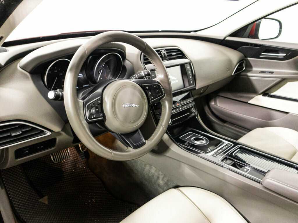 Купить Jaguar XE с пробегом. Фото: #10