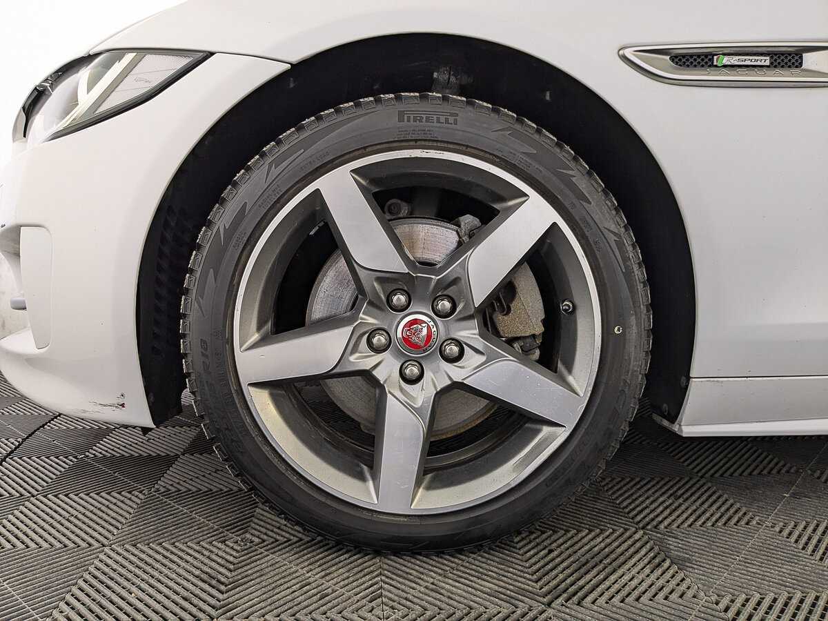 Купить Jaguar XE с пробегом. Фото: #11