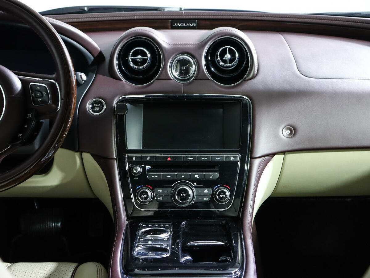 Купить Jaguar XJ с пробегом. Фото: #10