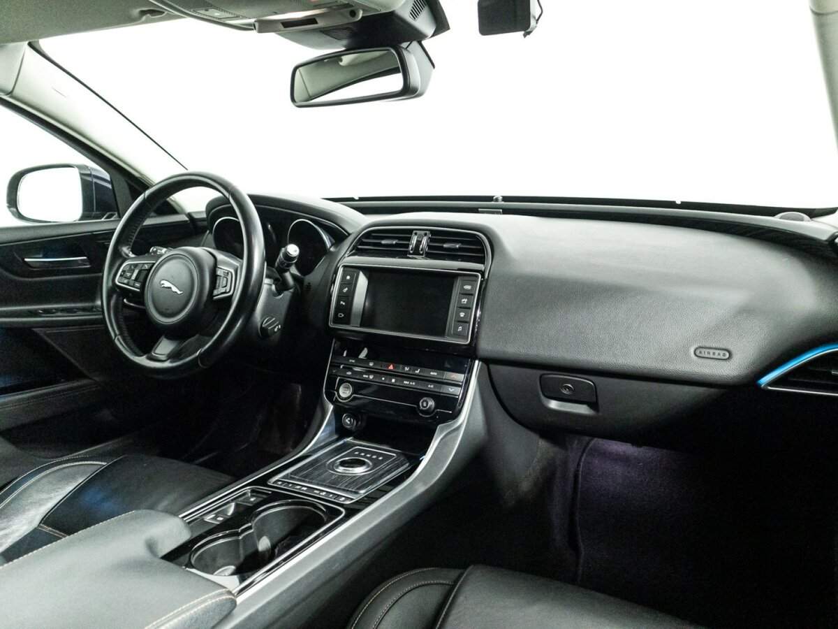 Купить Jaguar XE с пробегом. Фото: #8