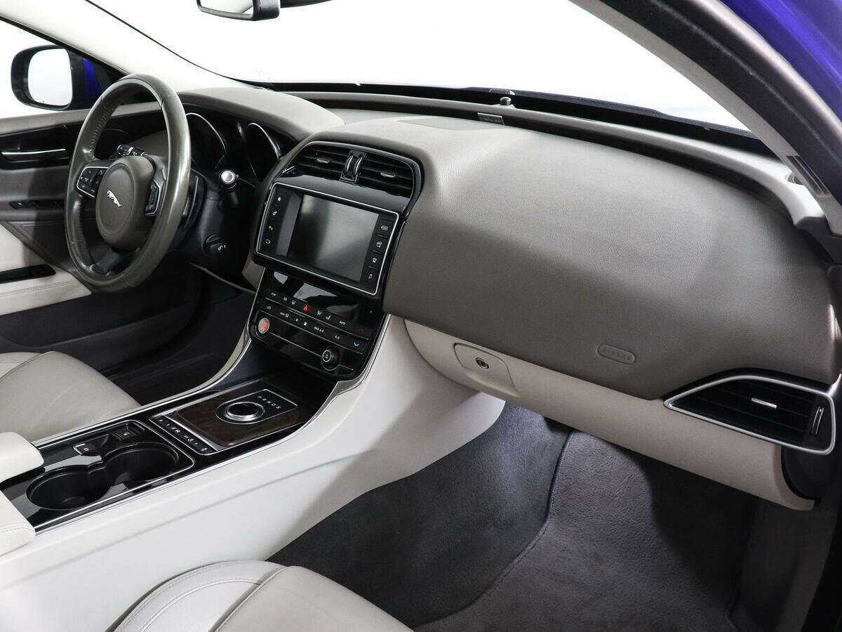 Купить Jaguar XE с пробегом. Фото: #7