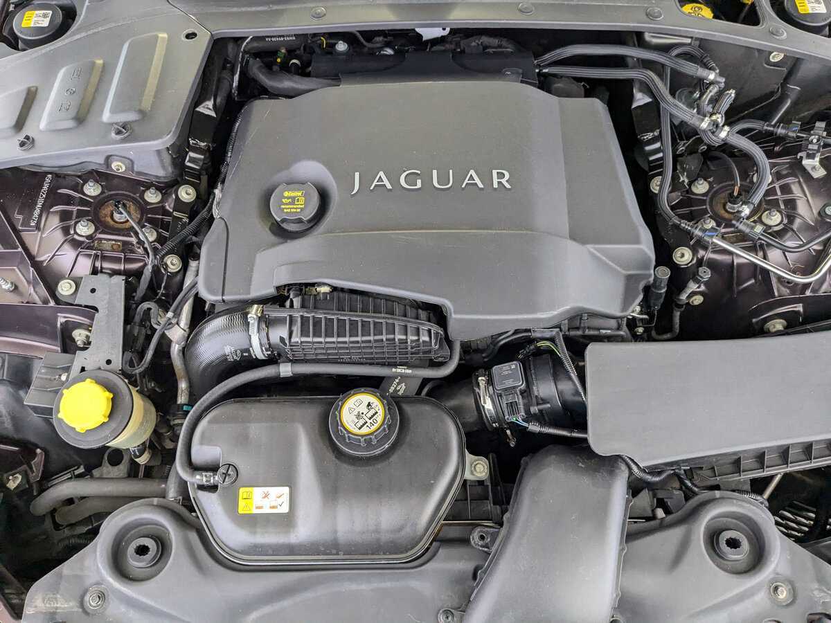 Купить Jaguar XJ с пробегом. Фото: #8