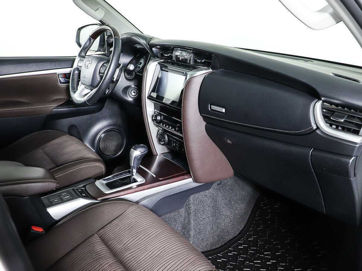Купить Toyota Fortuner с пробегом. Фото: #7