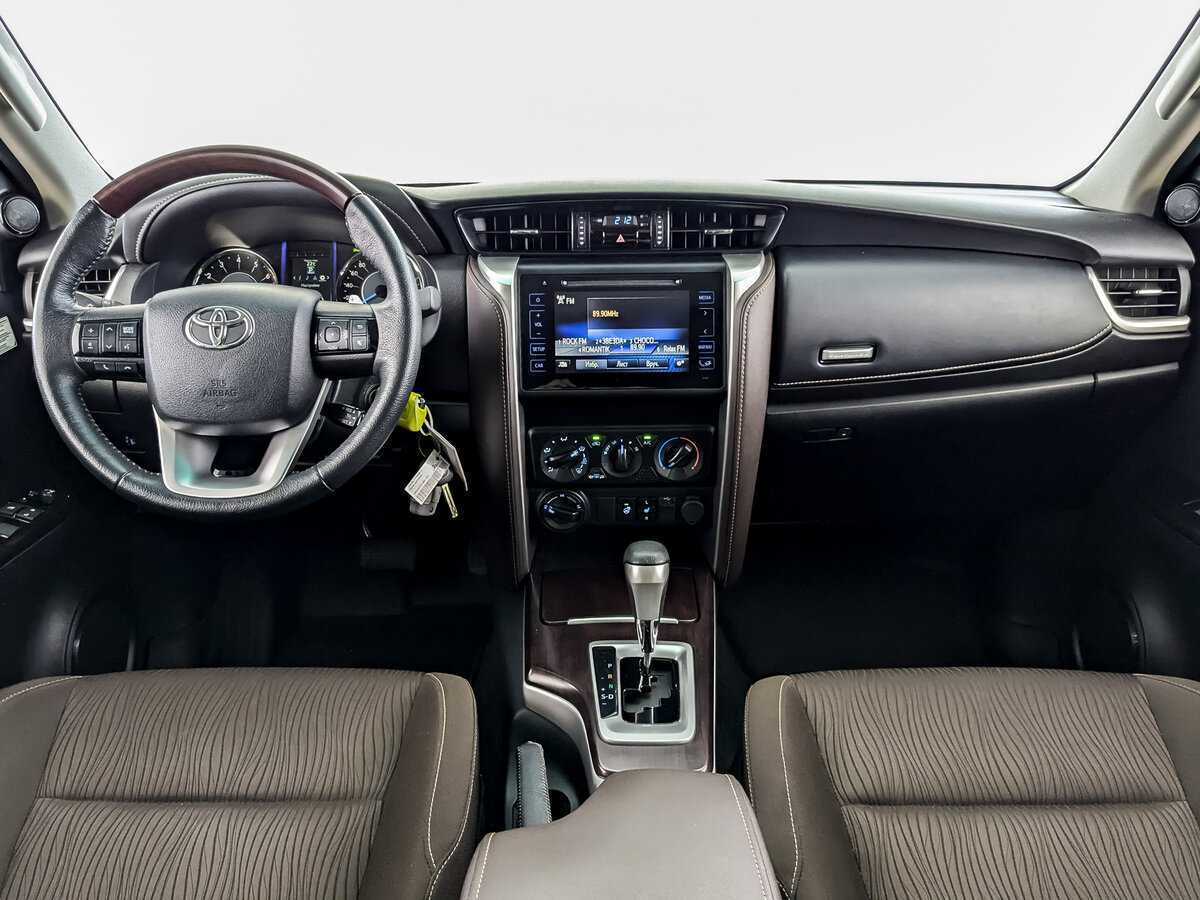 Купить Toyota Fortuner с пробегом. Фото: #11
