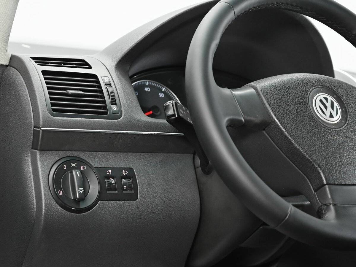 Купить Volkswagen Touran с пробегом. Фото: #8