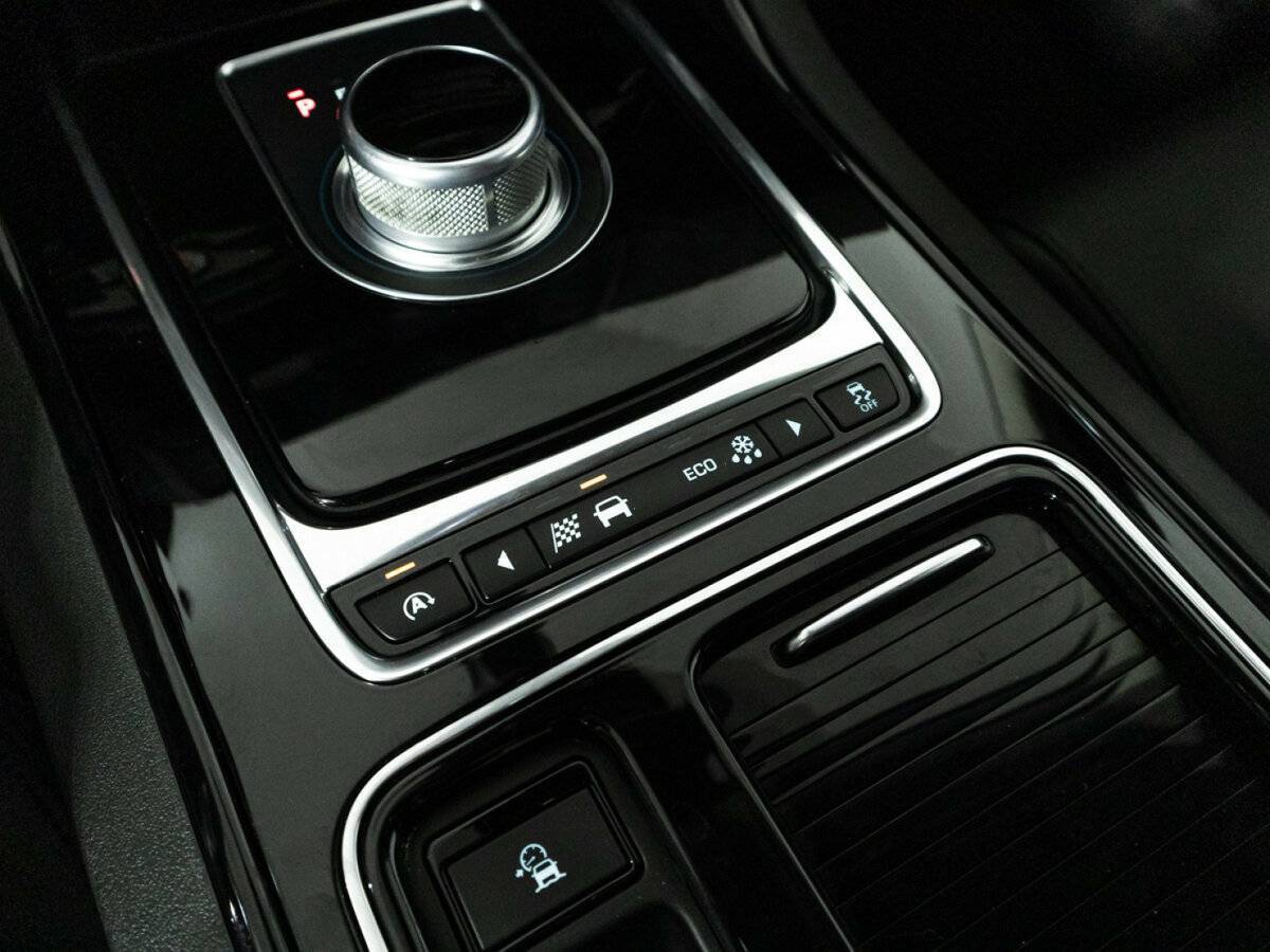 Купить Jaguar XE с пробегом. Фото: #17