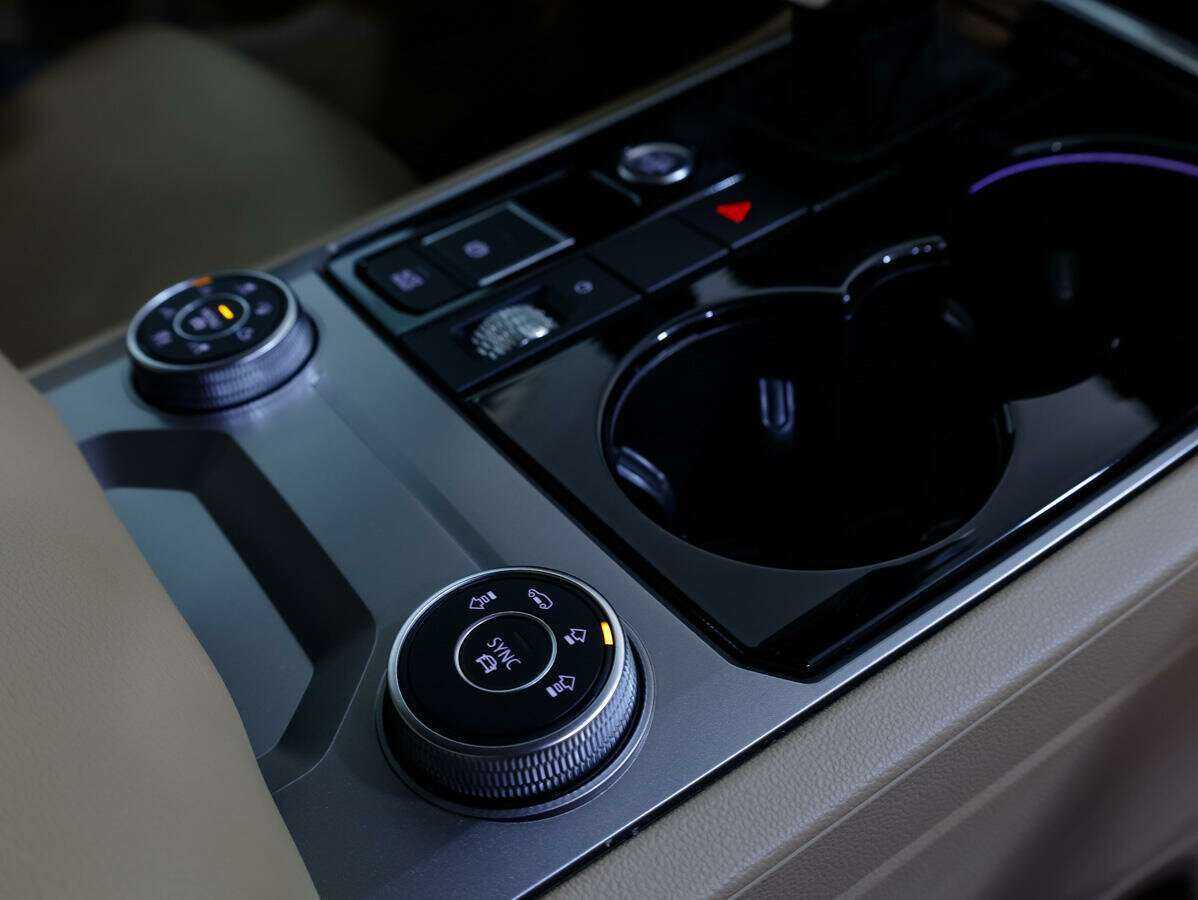 Купить Volkswagen Touareg с пробегом. Фото: #23