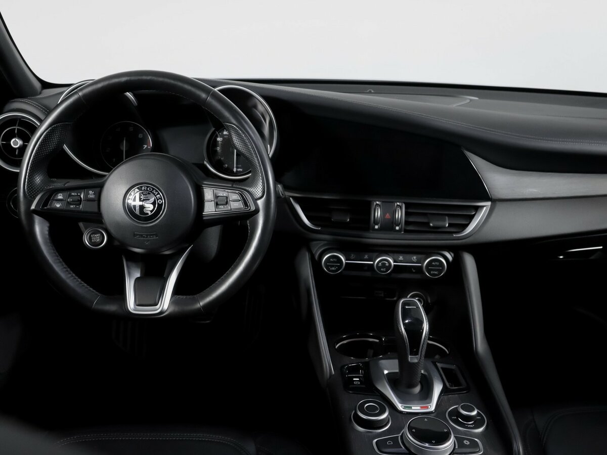 Купить Alfa Romeo Giulia с пробегом. Фото: #9