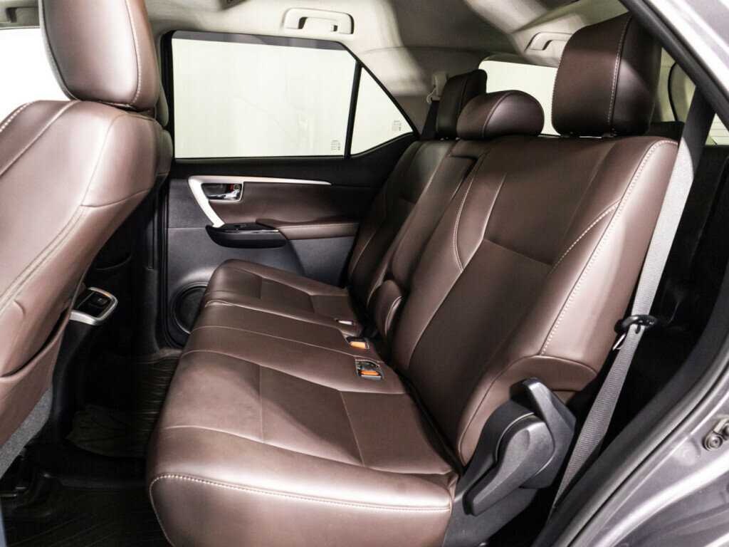 Купить Toyota Fortuner с пробегом. Фото: #9