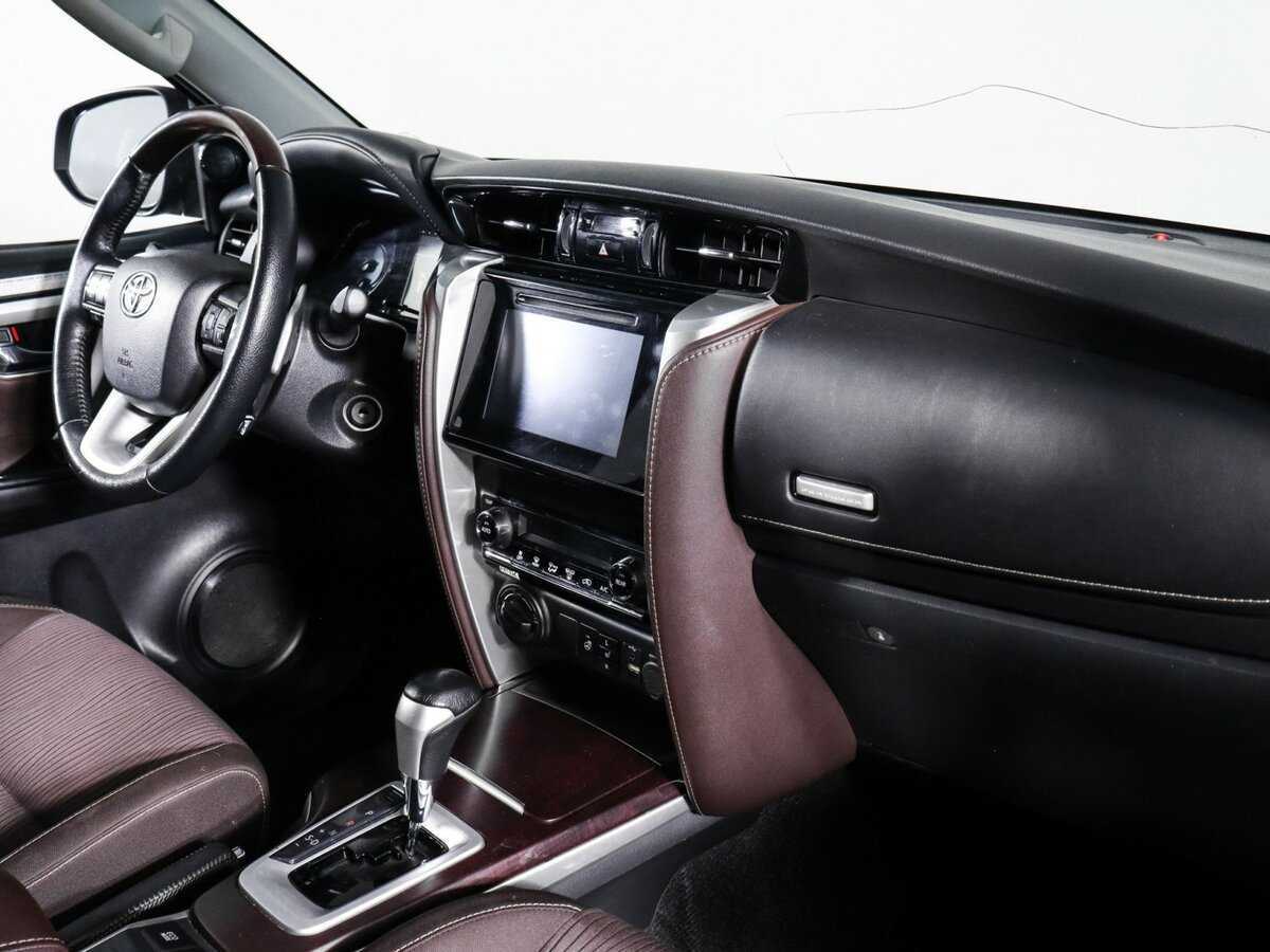 Купить Toyota Fortuner с пробегом. Фото: #5
