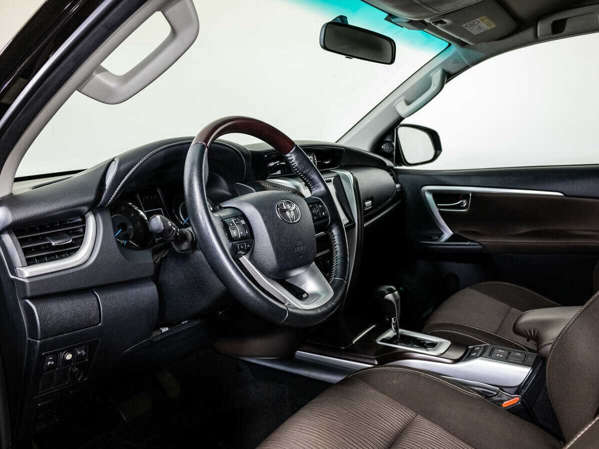 Купить Toyota Fortuner с пробегом. Фото: #8