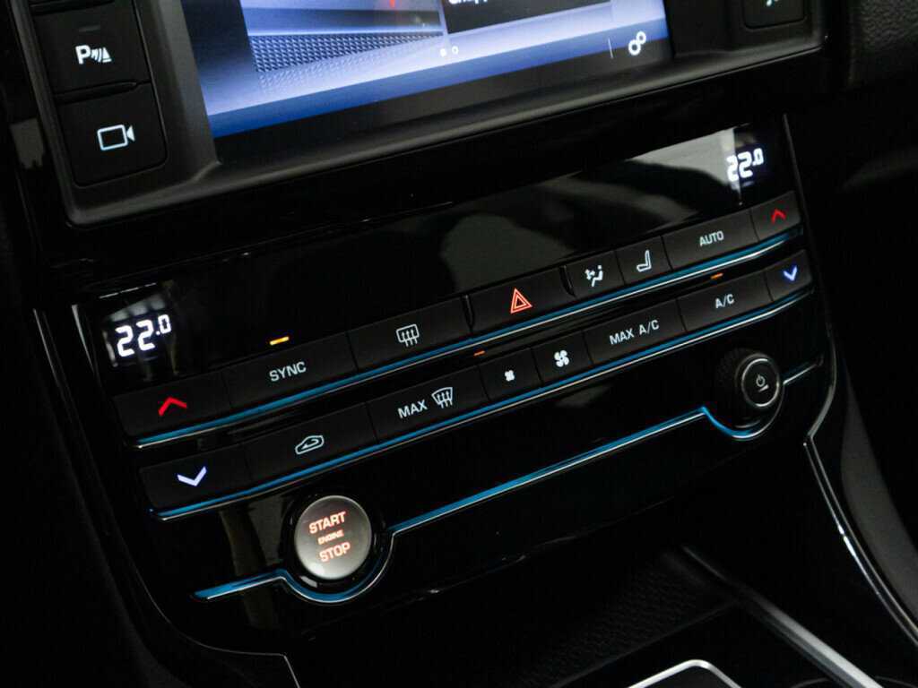 Купить Jaguar XE с пробегом. Фото: #17