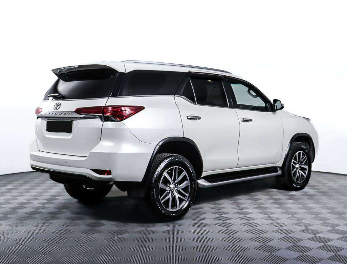 Купить Toyota Fortuner с пробегом. Фото: #4