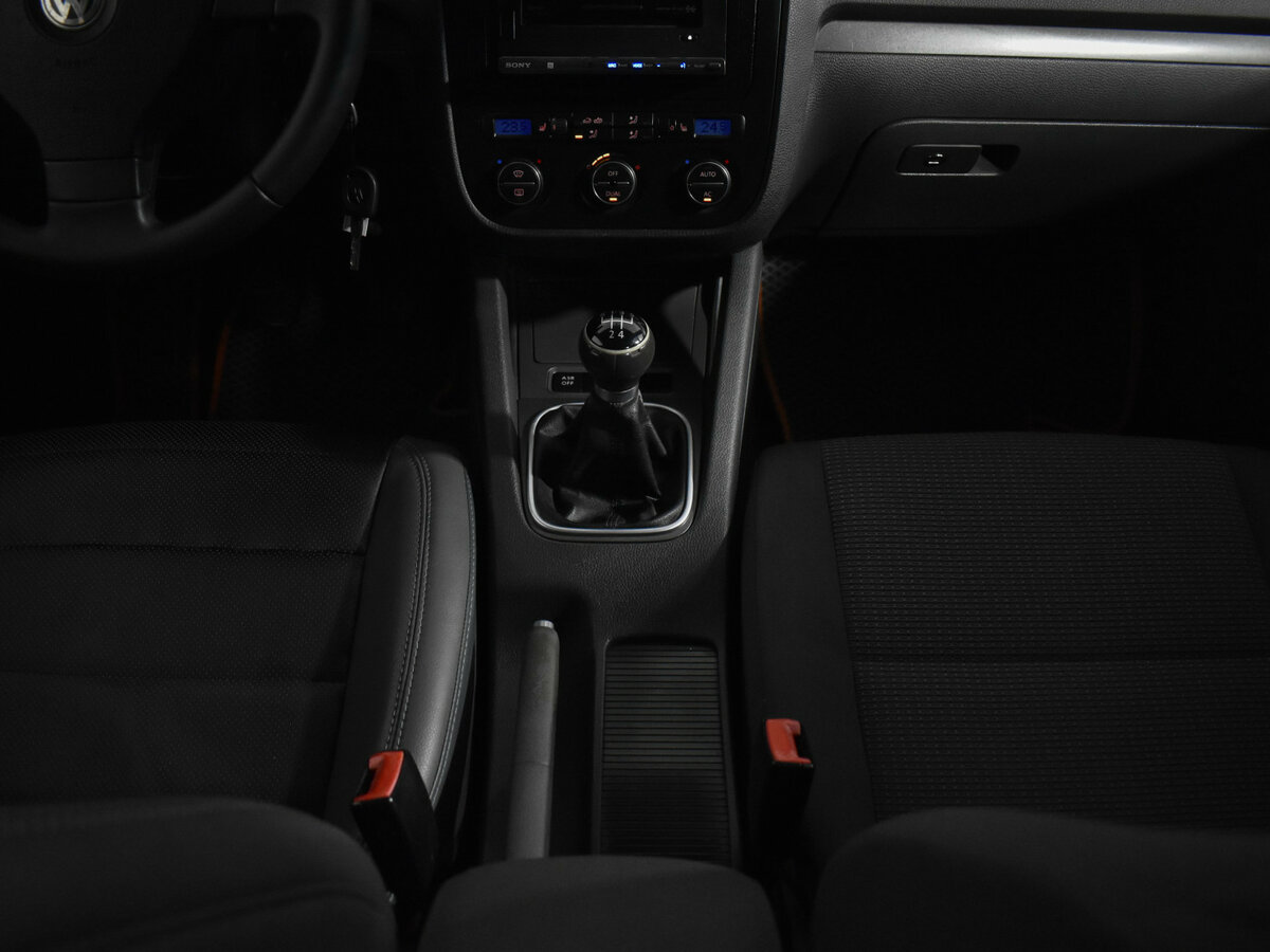 Купить Volkswagen Jetta с пробегом. Фото: #15