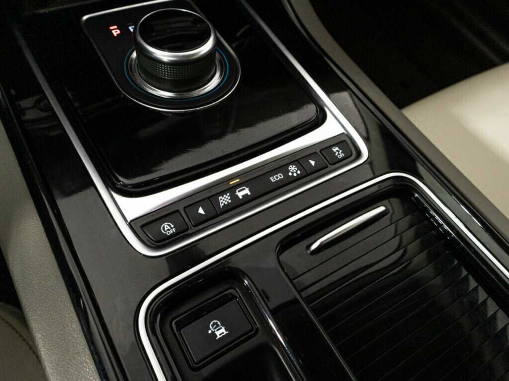 Купить Jaguar XE с пробегом. Фото: #17