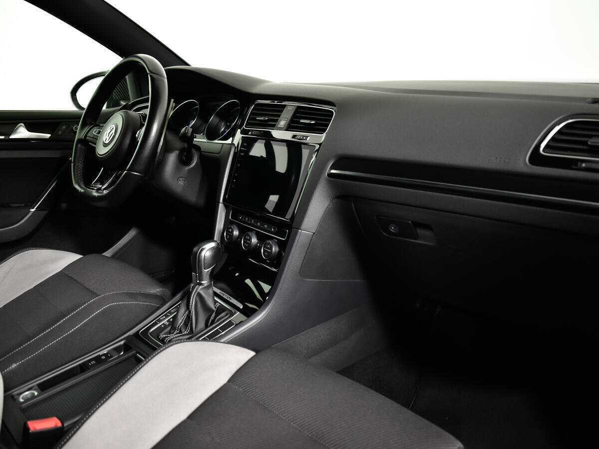 Купить Volkswagen Golf R с пробегом. Фото: #8