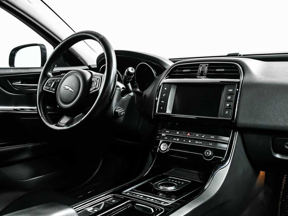 Купить Jaguar XE с пробегом. Фото: #8