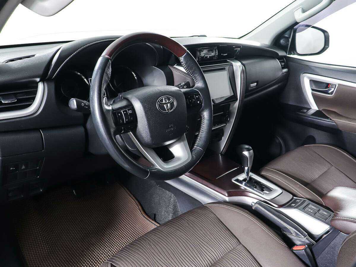 Купить Toyota Fortuner с пробегом. Фото: #11