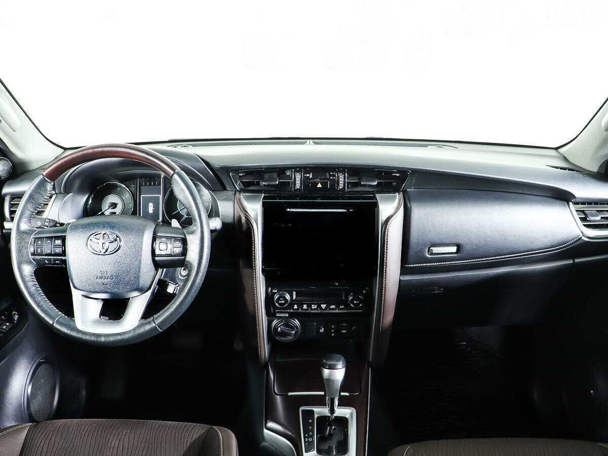 Купить Toyota Fortuner с пробегом. Фото: #9