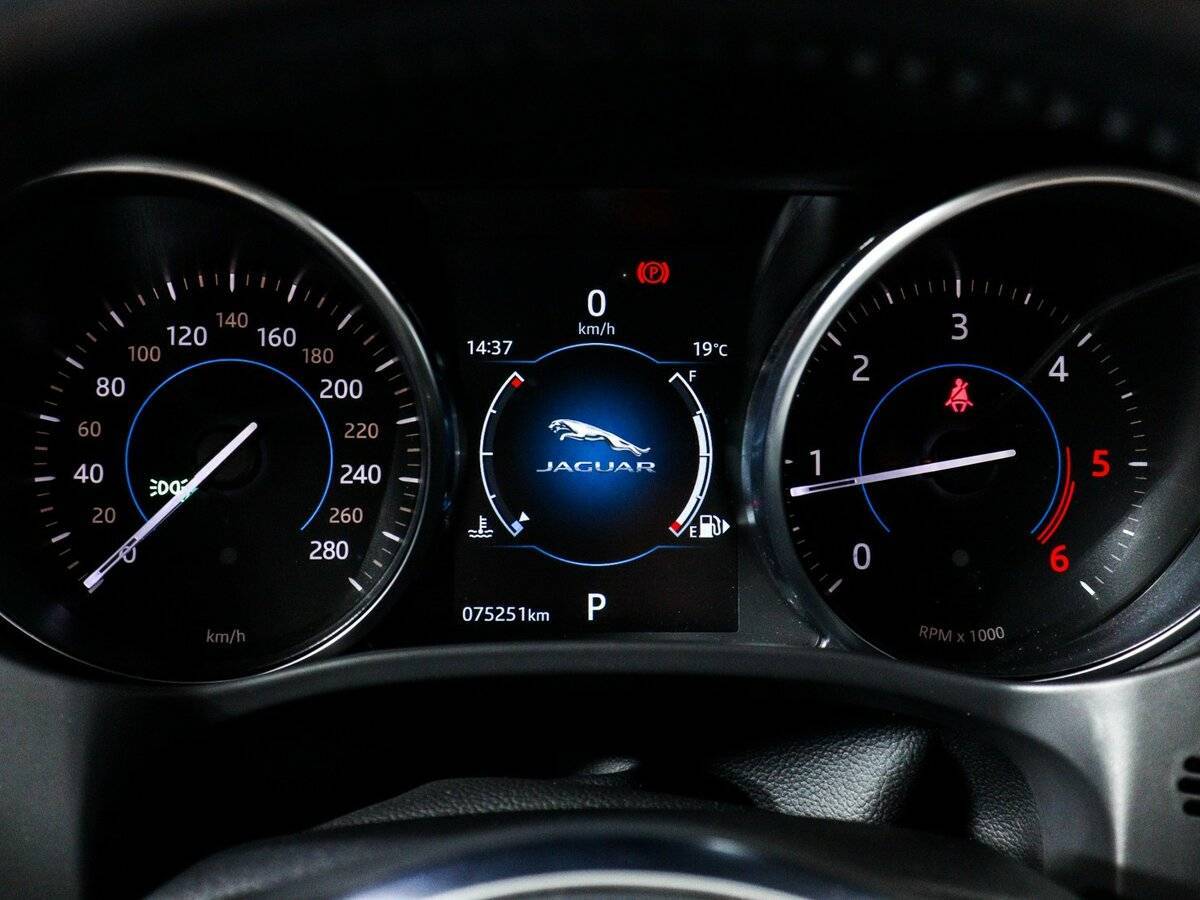 Купить Jaguar F-Pace с пробегом. Фото: #7