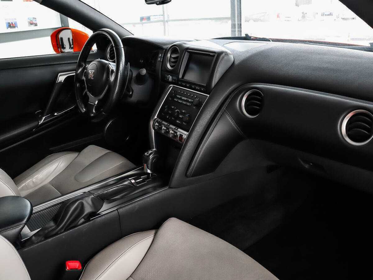 Купить Nissan GT-R с пробегом. Фото: #10