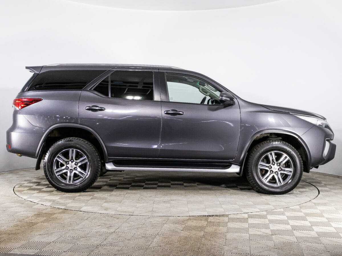 Купить Toyota Fortuner с пробегом. Фото: #3