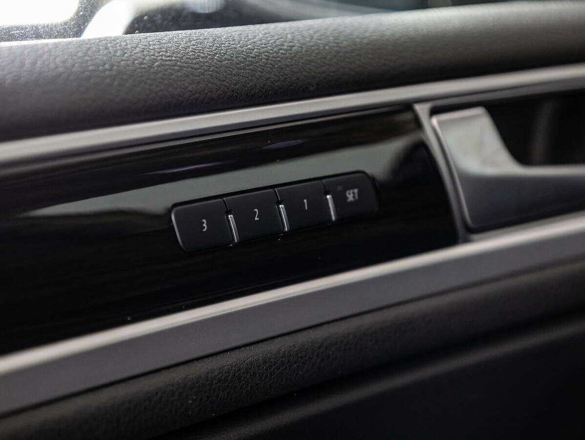 Купить Volkswagen Touareg с пробегом. Фото: #12