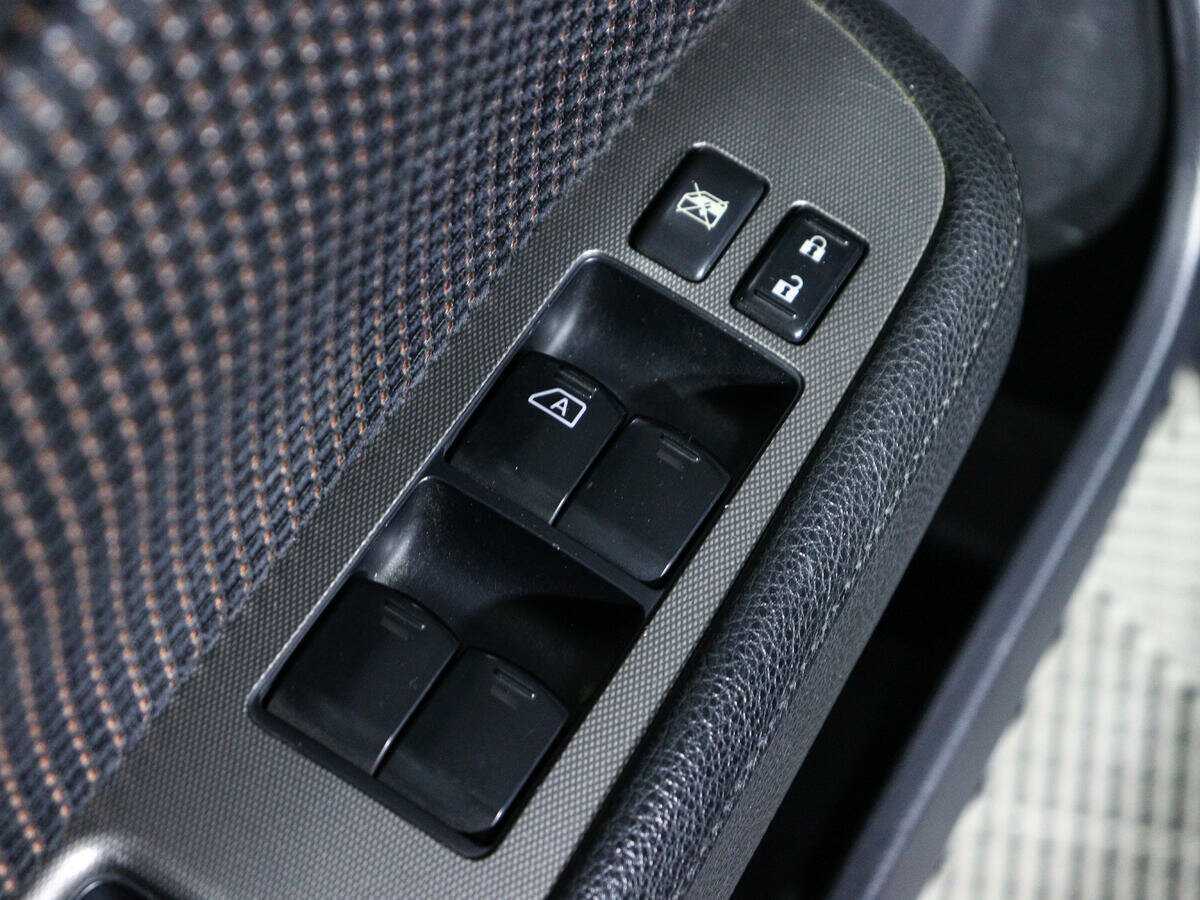 Купить Nissan Tiida с пробегом. Фото: #15