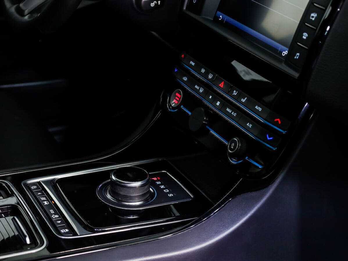 Купить Jaguar XE с пробегом. Фото: #16
