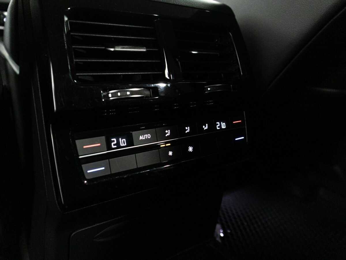 Купить Volkswagen Touareg с пробегом. Фото: #17