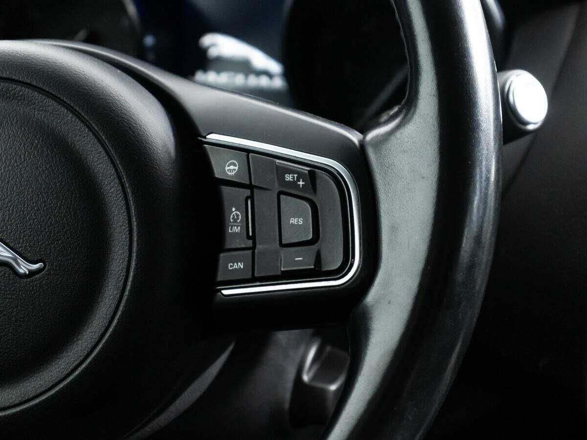 Купить Jaguar XE с пробегом. Фото: #20