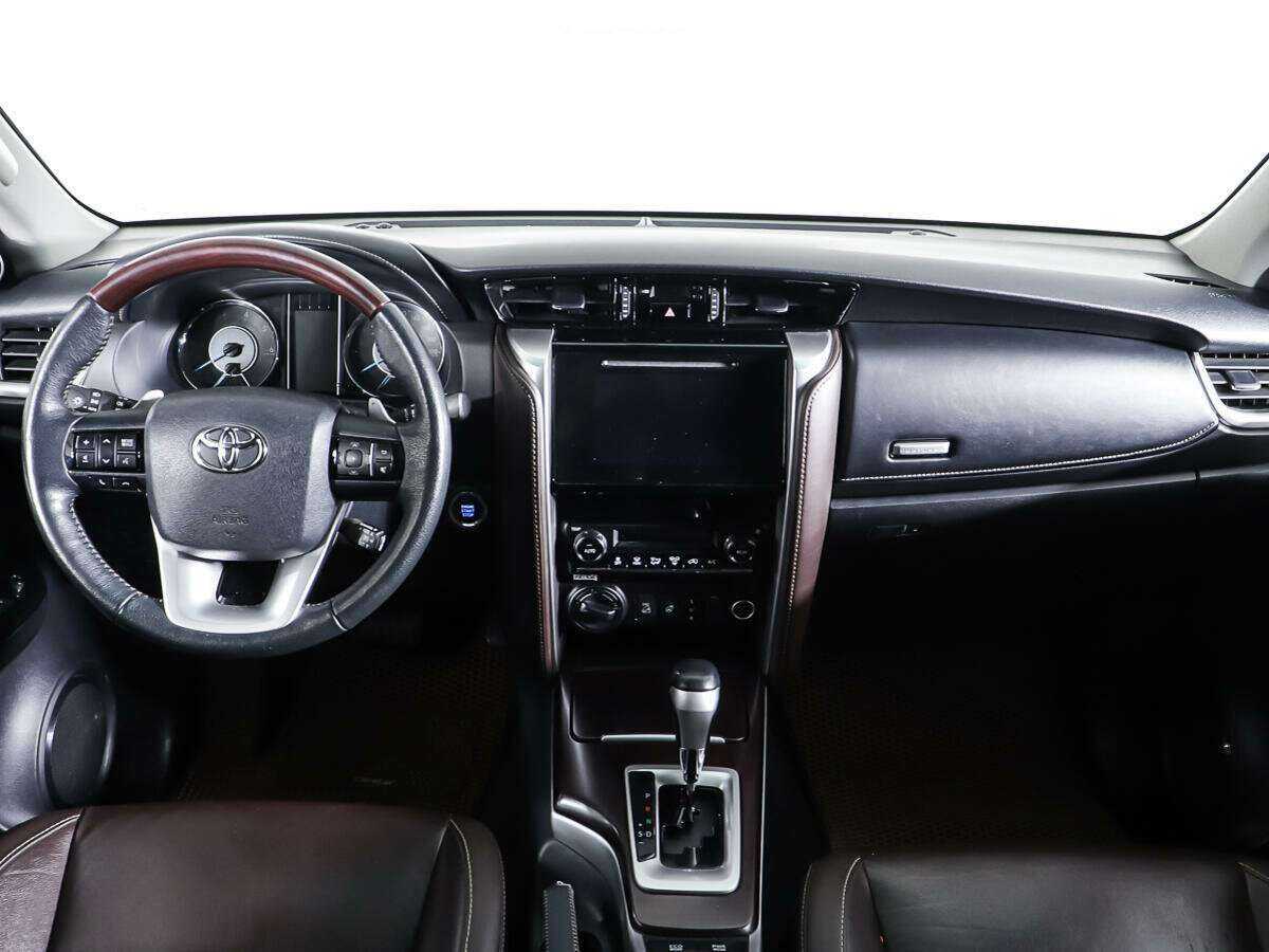 Купить Toyota Fortuner с пробегом. Фото: #10