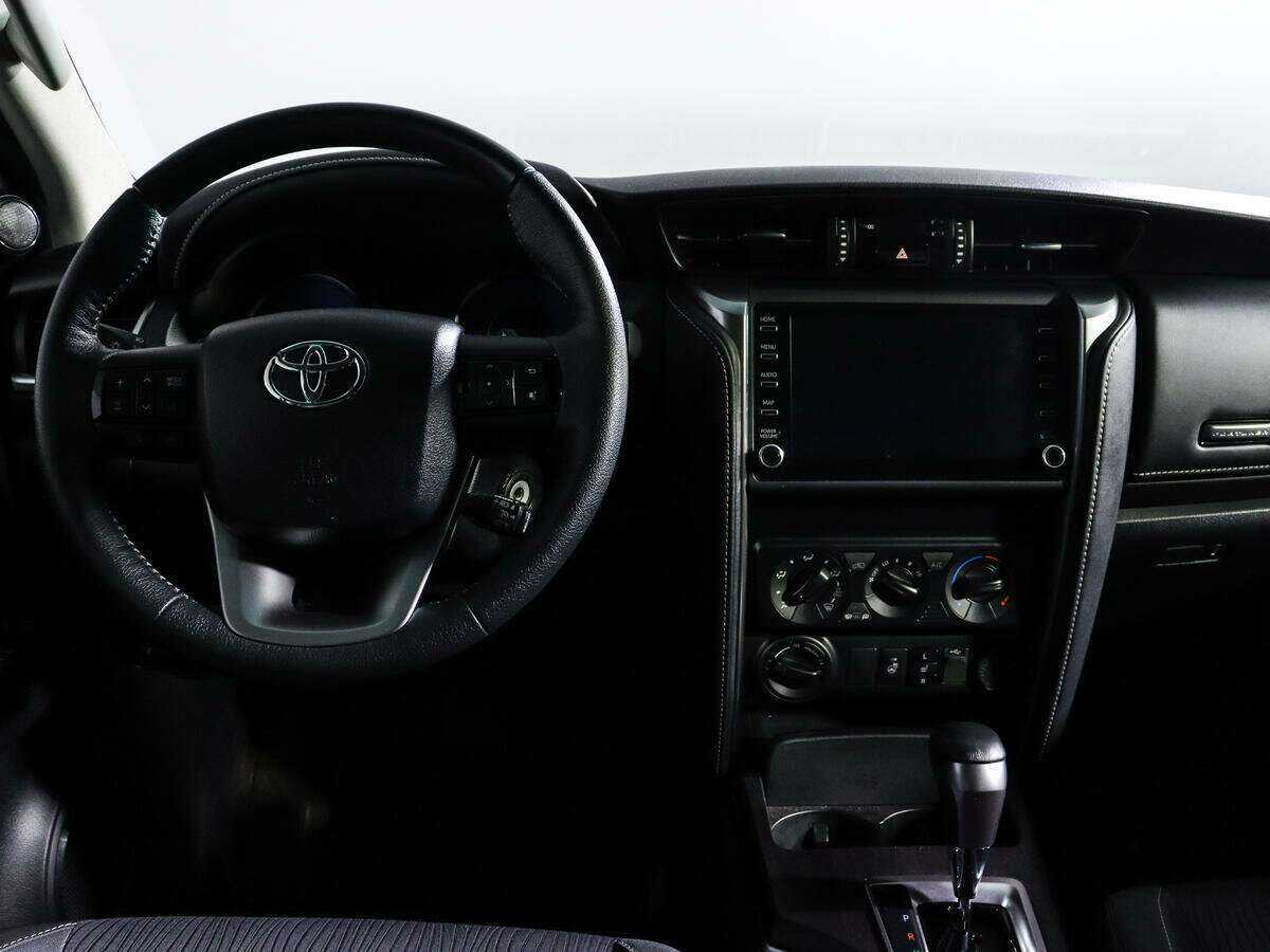 Купить Toyota Fortuner с пробегом. Фото: #9